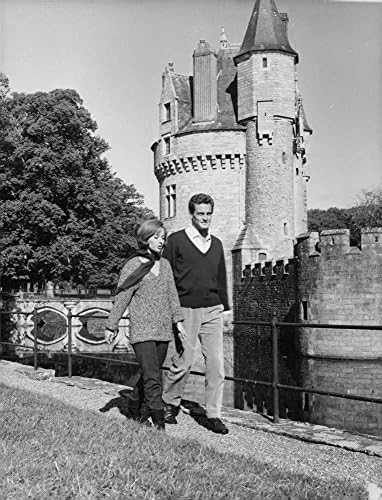 Vintage fotografija Pascalea Audreta i Philippea Leroy-Beaulieua koji prolaze pored zamka.